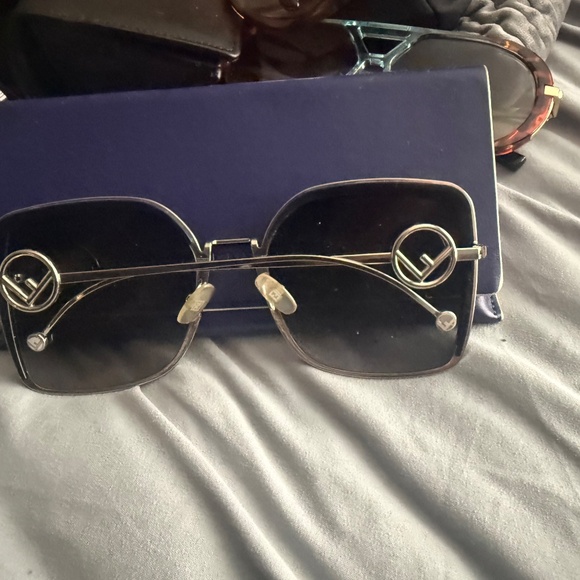 Fendi sunglasses - Picture 2 of 2